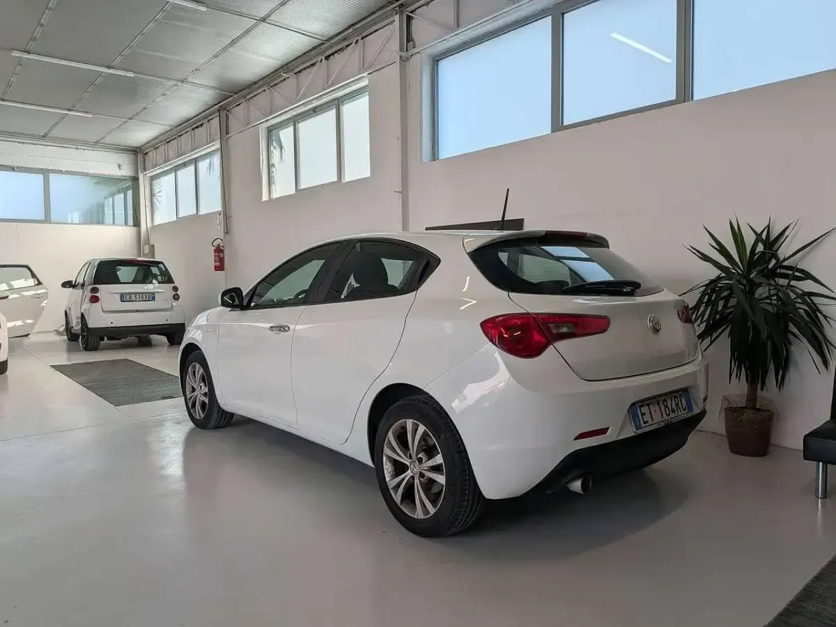 Usata Alfa Romeo Giulietta Business 105 CV (77 kW) 2015 Bianco Utilitaria