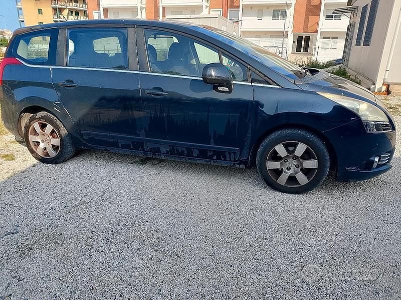 Usata Peugeot 5008 112 CV (82 kW) 2011 Nero Monovolume