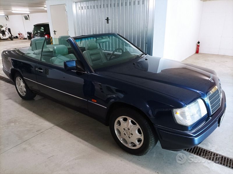 Usata Mercedes E200 136 CV (100 kW) 1994 Blu Cabrio