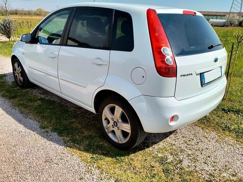 Second-hand Ford Fiesta 75 CP (55 kW) 2008 Alb Hatchback