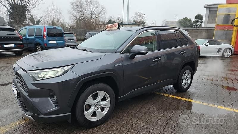 Usata Toyota RAV4 178 CV (130 kW) 2019 Grigio Station wagon