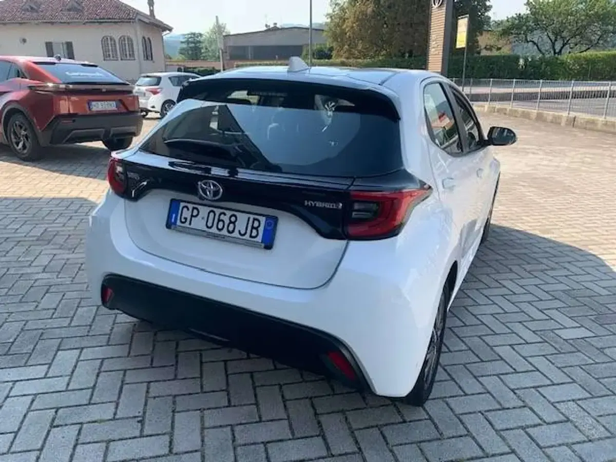 Usata Toyota Yaris Hybrid Trend 116 CV (85 kW) 2023 Bianco Berlina
