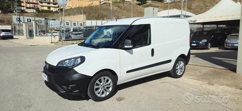 Usata Fiat Doblò Lounge 105 CV (77 kW) 2020 Bianco Monovolume