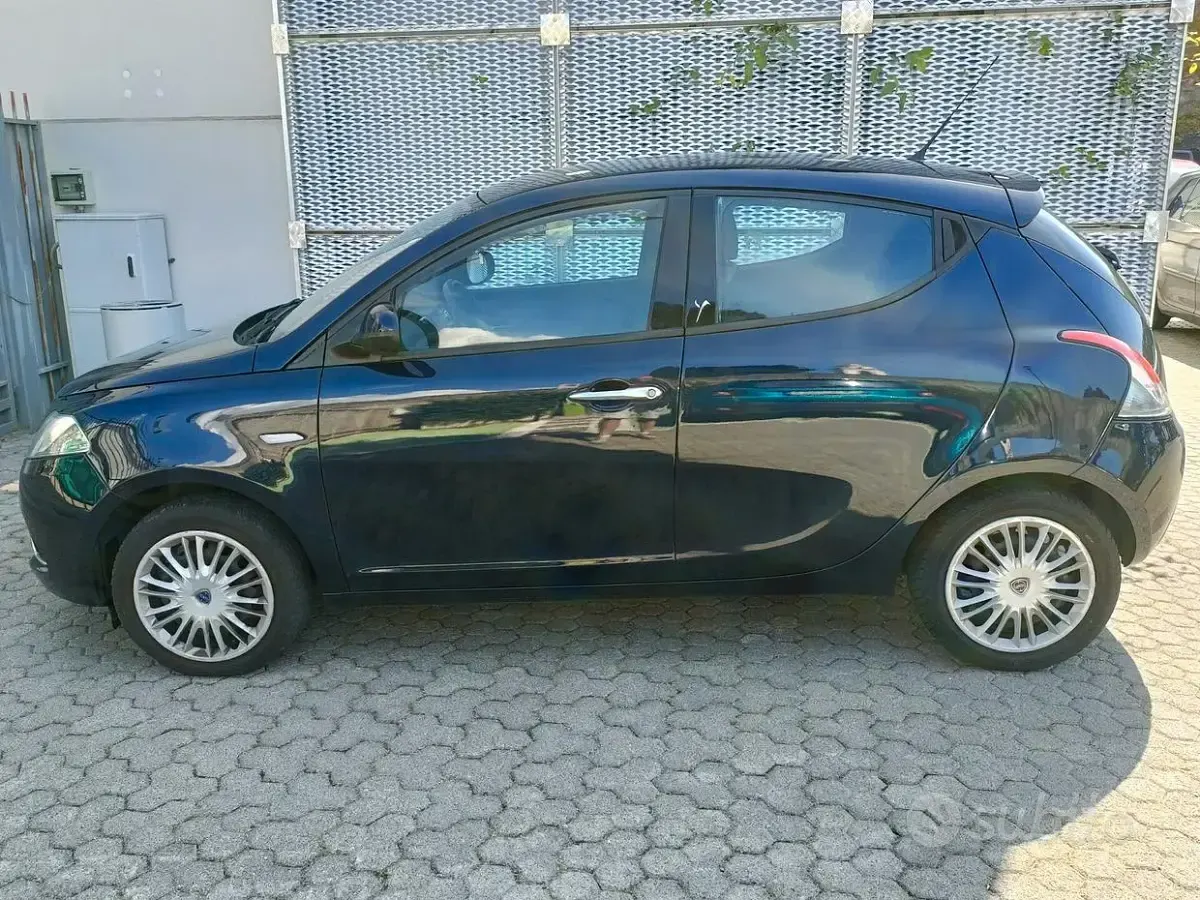 Usata Lancia Ypsilon Gold 69 CV (50 kW) 2016 Blu Utilitaria