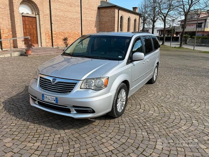 Usata Lancia Voyager 2012 Grigio Monovolume