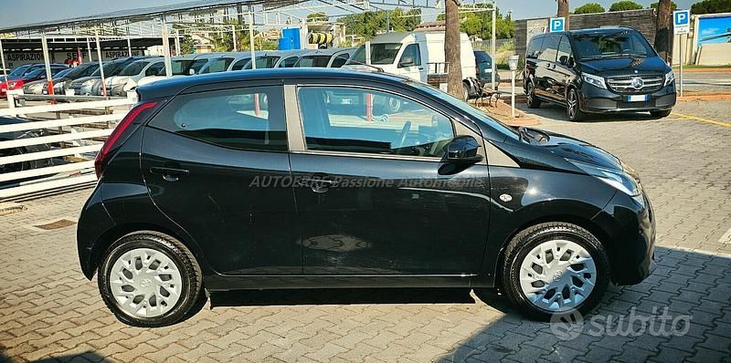 Usata Toyota Aygo X-play 72 CV (52 kW) 2021 Nero Utilitaria