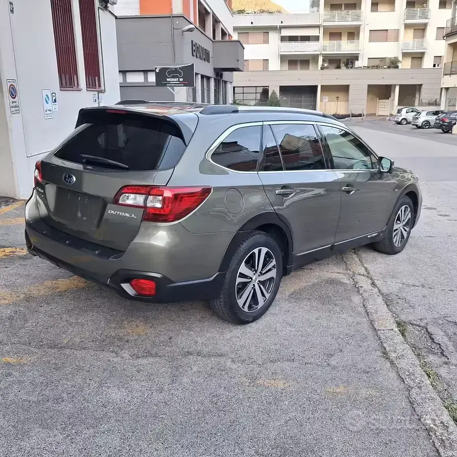 Usata Subaru Outback Premium 175 CV (128 kW) 2020 Verde Station wagon