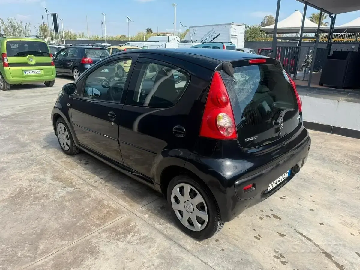Usata Peugeot 107 Allure 68 CV (50 kW) 2011 Nero Utilitaria