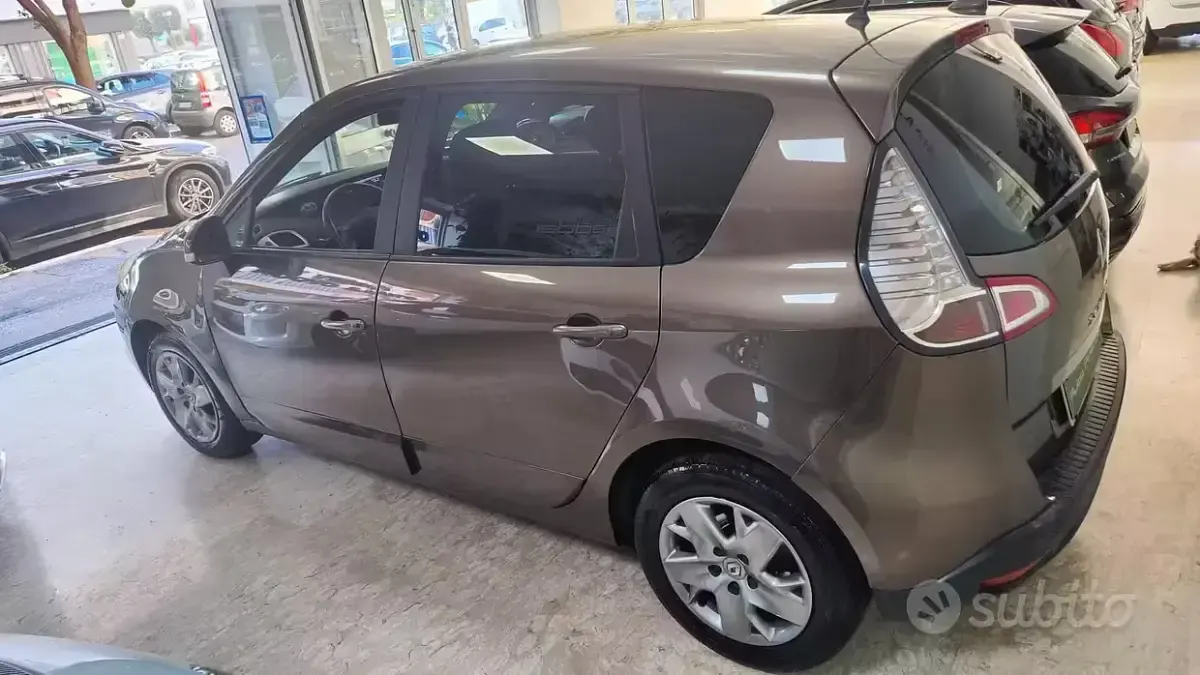 Usata Renault Scénic 110 CV (80 kW) 2011 Marrone Monovolume