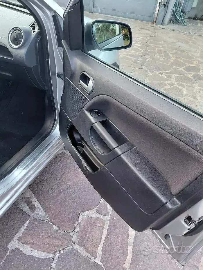 Usata Ford Fiesta 75 CV (55 kW) 2007 Utilitaria