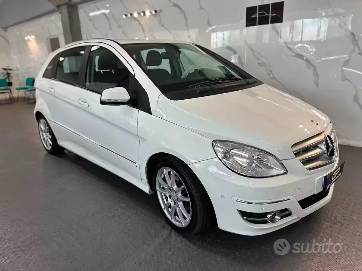 Usata Mercedes B180 Premium 109 CV (80 kW) 2011 Bianco Utilitaria