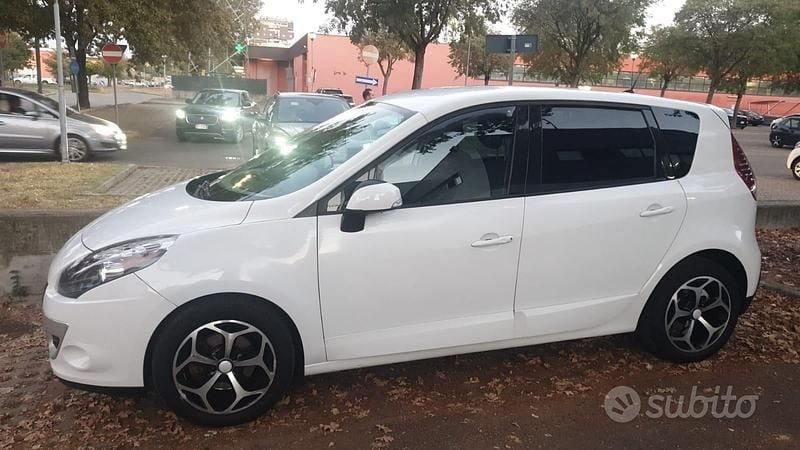 Bianco Usata 2010 Renault Scénic III XMOD Monovolume | 1950 € - Immagine 1/4