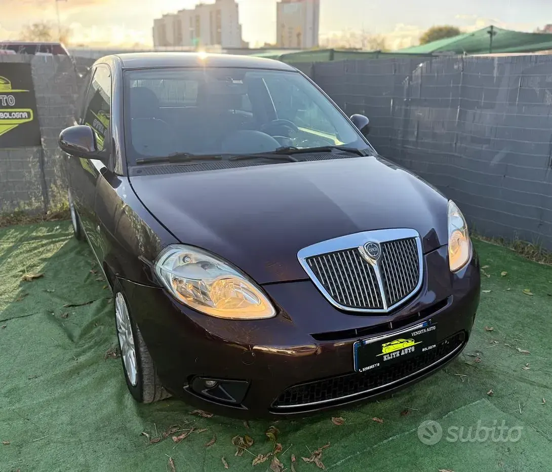 Usata Lancia Ypsilon 77 CV (56 kW) 2011 Viola Utilitaria