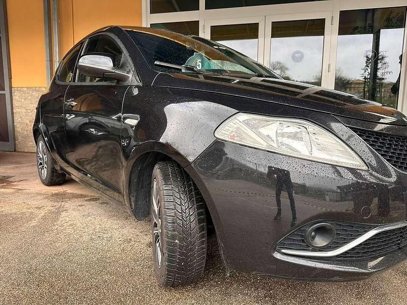 Usata Lancia Ypsilon Platinum 69 CV (50 kW) 2016 Nero Utilitaria