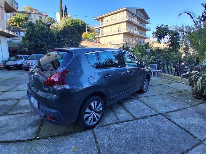 Gebraucht Peugeot 3008 Access 114 PS (83 kW) 2016 Grau Van / Kleinbus