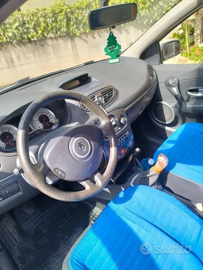 Usado Renault Clio II 85 CV (62 kW) 2008 Gris Berlina