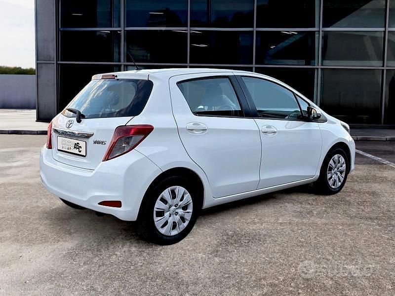 Usata Toyota Yaris 69 CV (50 kW) 2013 Bianco Berlina