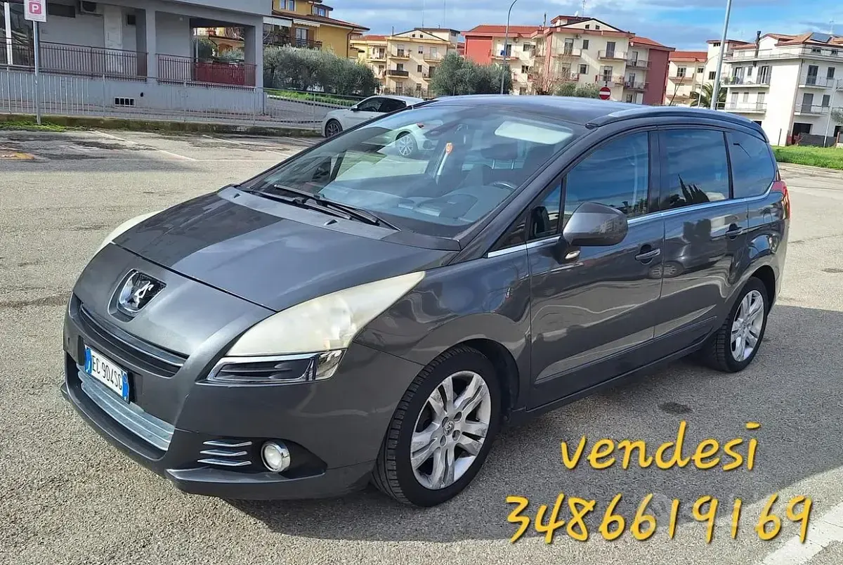 Usata Peugeot 5008 112 CV (82 kW) 2011 Grigio Monovolume