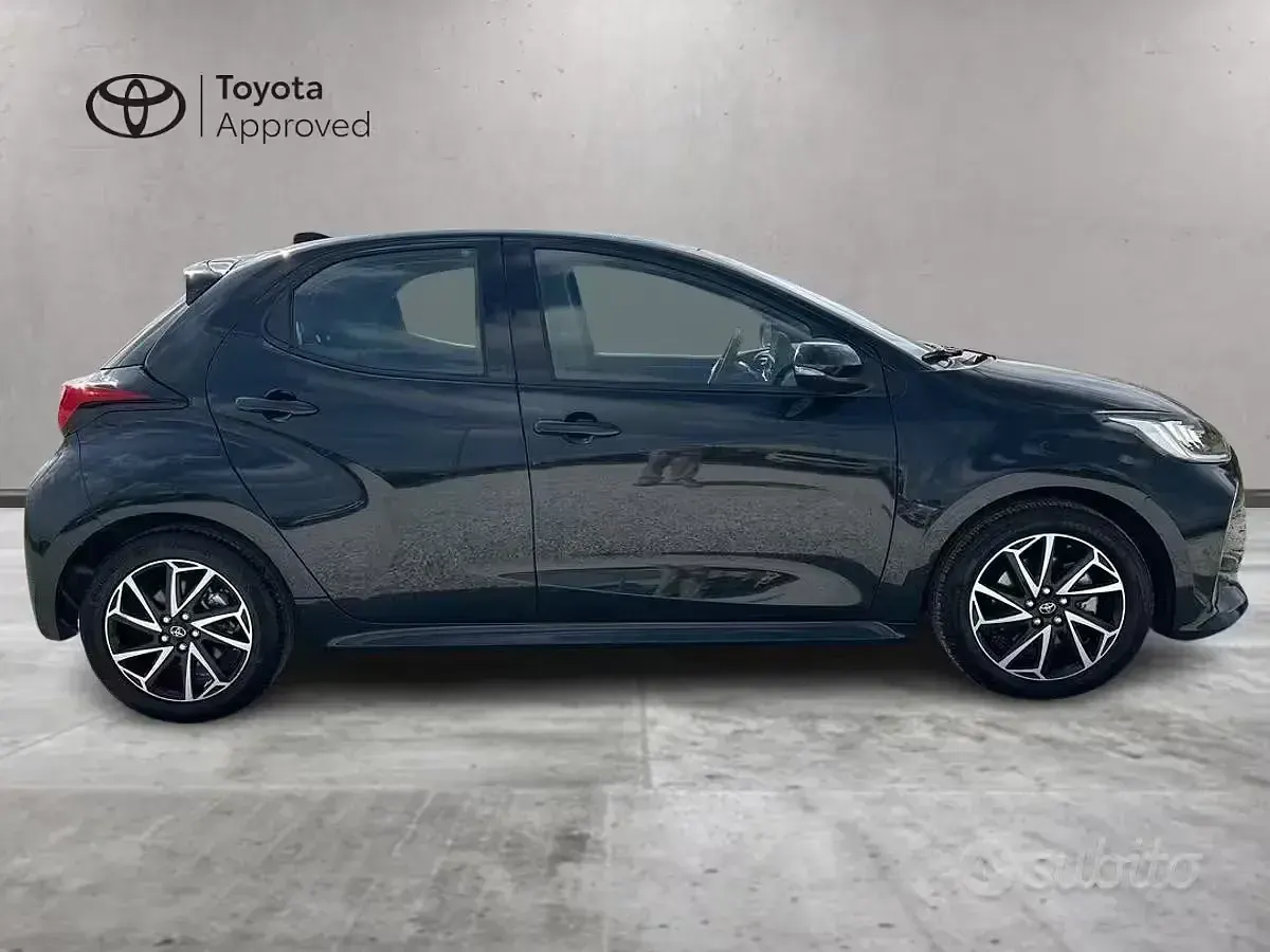 Usata Toyota Yaris Hybrid Trend 92 CV (67 kW) 2022 Nero Berlina