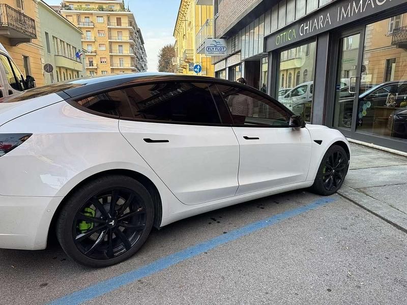 Usata 2021 Tesla Model 3 Standard Range Tre volumi | 25.900 € (Buon prezzo) - Immagine 1/4