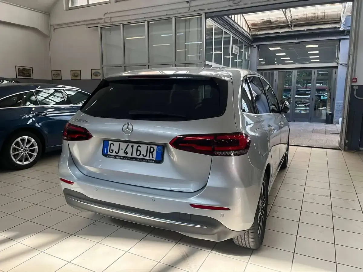 Usata Mercedes B250 Business 160 CV (117 kW) 2022 Argento Utilitaria