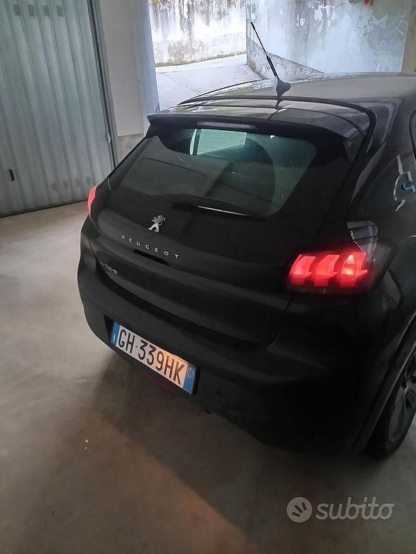 Usata Peugeot 208 Active 100 kW (136 CV) 2022 Nero Utilitaria