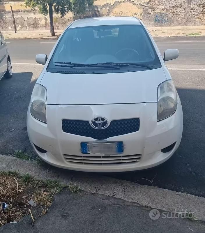 Usata Toyota Yaris Sol 69 CV (50 kW) 2008 Bianco Utilitaria
