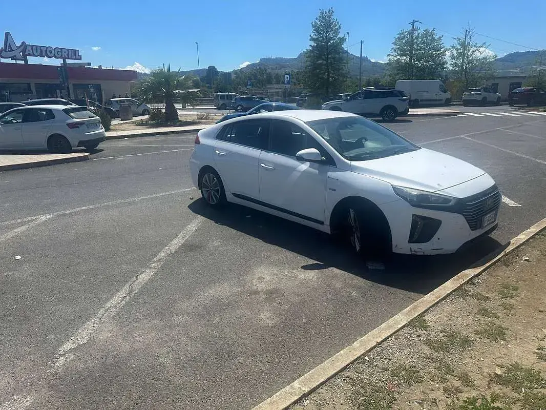 Usata Hyundai Ioniq Comfort 105 CV (77 kW) 2016 Bianco Utilitaria