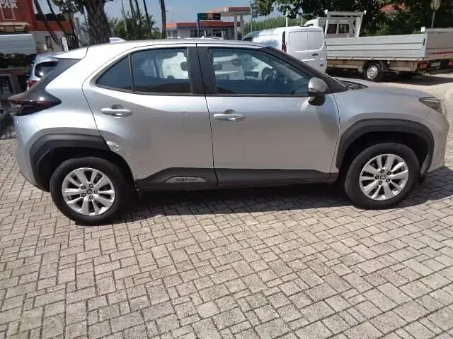 Usata Toyota Yaris Cross Business Edition 92 CV (67 kW) 2022 Argento SUV