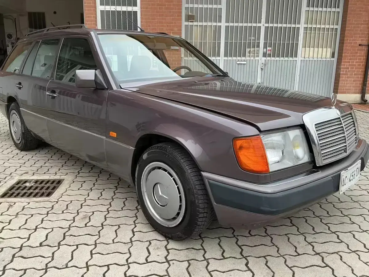 Usata Mercedes E200 120 CV (88 kW) 1991 Marrone Station wagon