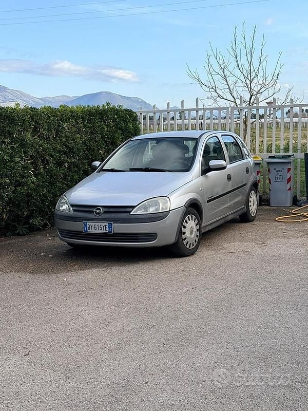 Usata Opel Corsa Comfort 75 CV (55 kW) 2002 Grigio Berlina