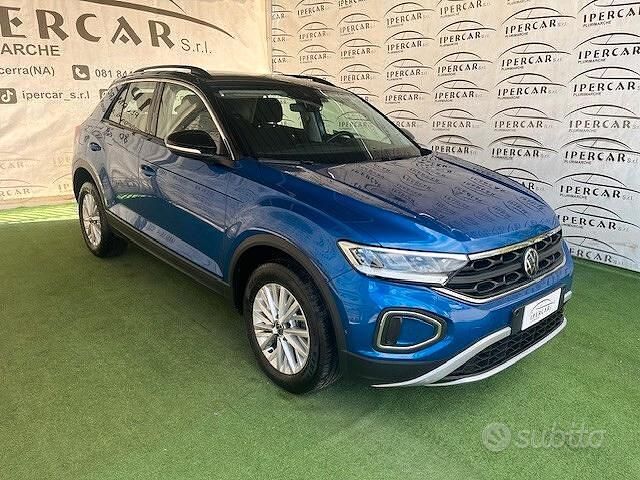 Usata VW T-Roc Life 110 CV (80 kW) 2023 Blu SUV