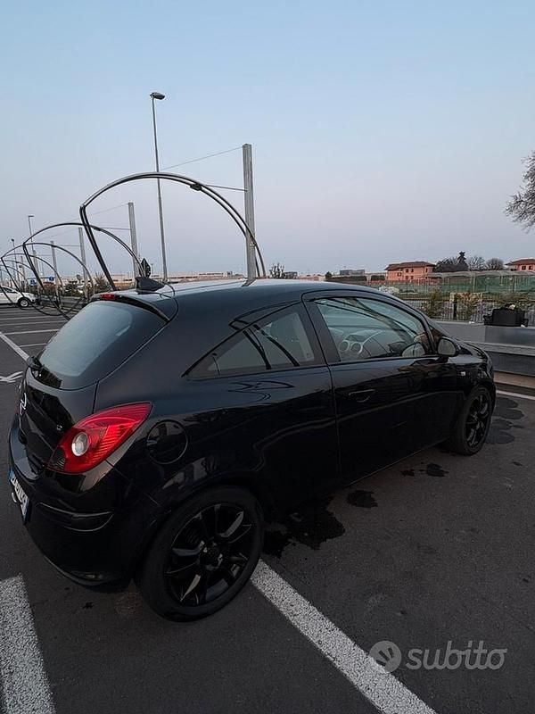 Usata Opel Corsa Sport 80 CV (58 kW) 2009 Nero Utilitaria