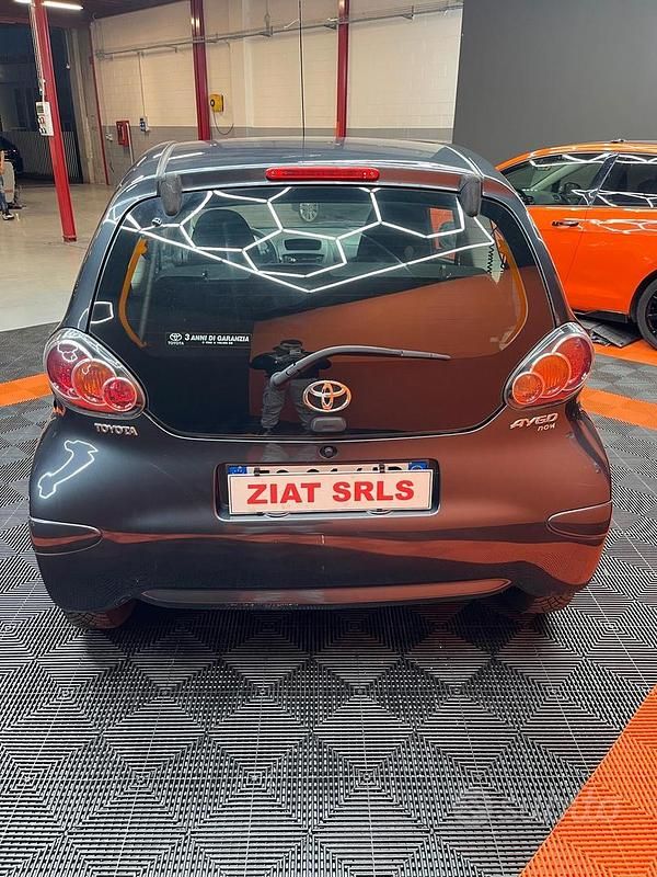 Usata Toyota Aygo 68 CV (50 kW) 2010 Grigio Utilitaria