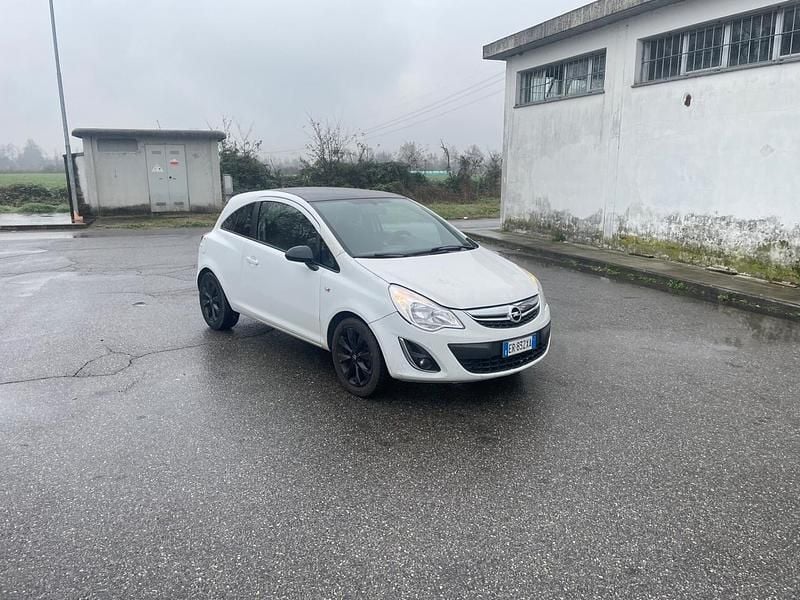 Bianco Usata 2013 Opel Corsa Tre volumi | 3300 € (Ottimo prezzo) - Immagine 1/4