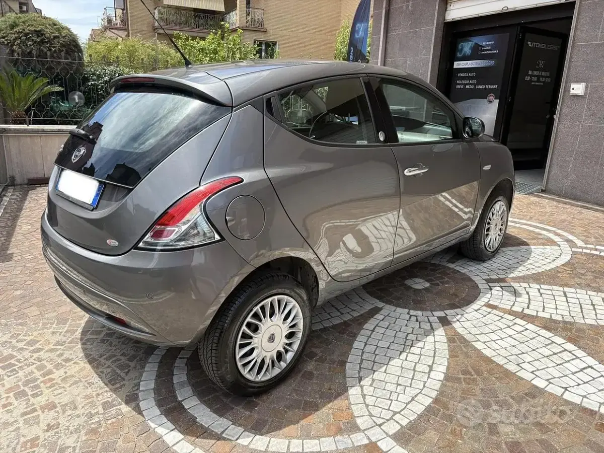 Usata Lancia Ypsilon Gold 80 CV (58 kW) 2017 Grigio Utilitaria