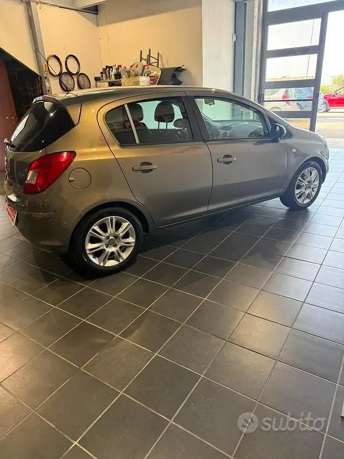Usata Opel Corsa 86 CV (63 kW) 2012 Grigio Utilitaria