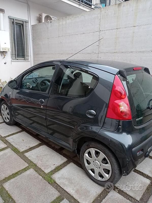 Usata Peugeot 107 68 CV (50 kW) 2011 Grigio Utilitaria