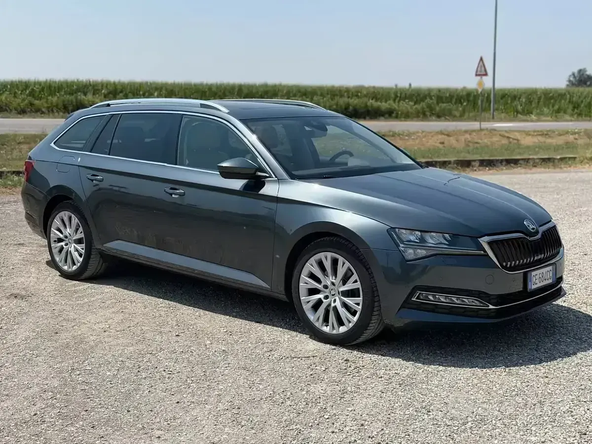 Usata Skoda Superb Style 200 CV (147 kW) 2021 Grigio Station wagon