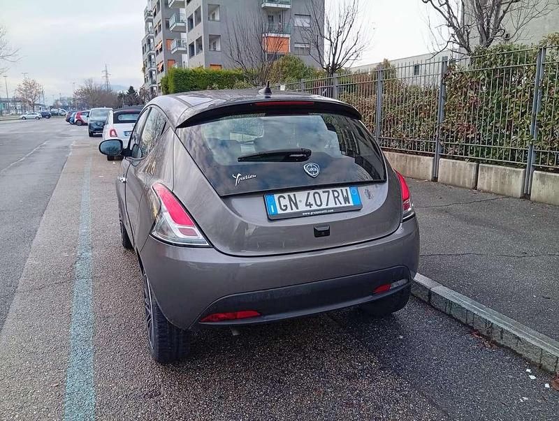 Usata Lancia Ypsilon Gold 69 CV (50 kW) 2023 Grigio Utilitaria