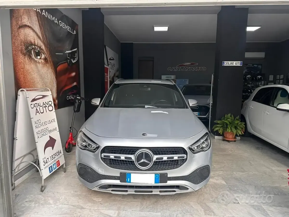 Käytetty Mercedes GLA200 150 HP (110 kW) 2022 Harmaa Katumaasturi