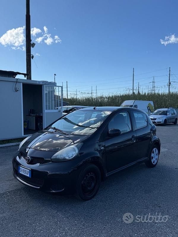 Usata Toyota Aygo 68 CV (50 kW) 2011 Nero Utilitaria