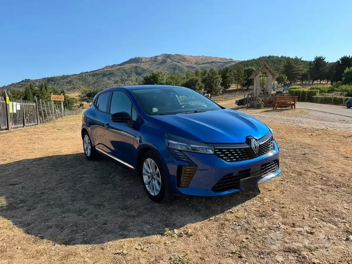 Usata Renault Clio Techno 100 CV (73 kW) 2024 Bluazzurro Utilitaria