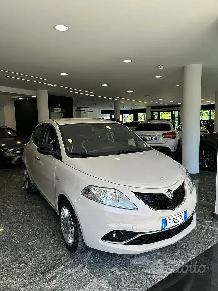 Usata Lancia Ypsilon Gold 69 CV (50 kW) 2016 Beige Utilitaria