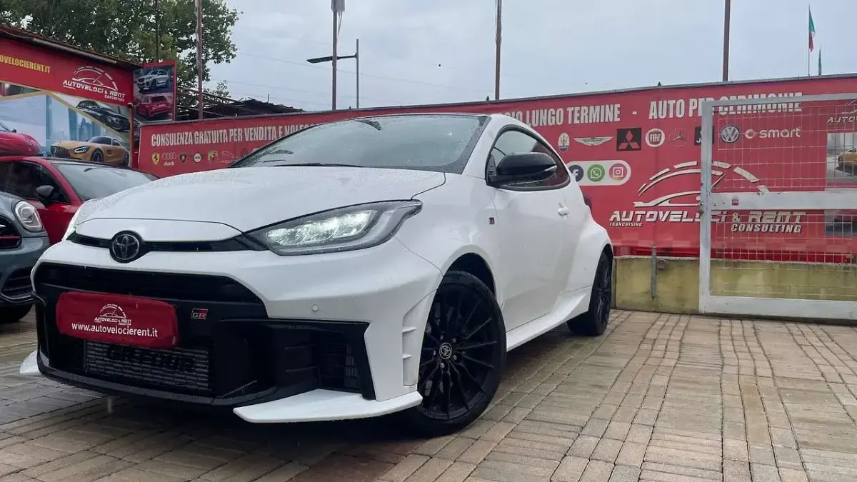 Usado Toyota Yaris 280 CV (205 kW) 2024 Blanco Utilitario