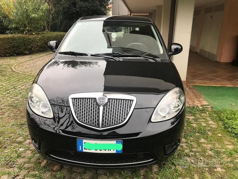 Usata Lancia Ypsilon 77 CV (56 kW) 2012 Nero Utilitaria
