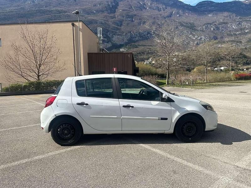 Usata Renault Clio III Dynamique 86 CV (63 kW) 2010 Bianco Berlina