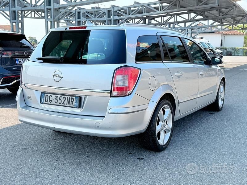 Usata Opel Astra 125 CV (91 kW) 2008 Grigio Station wagon