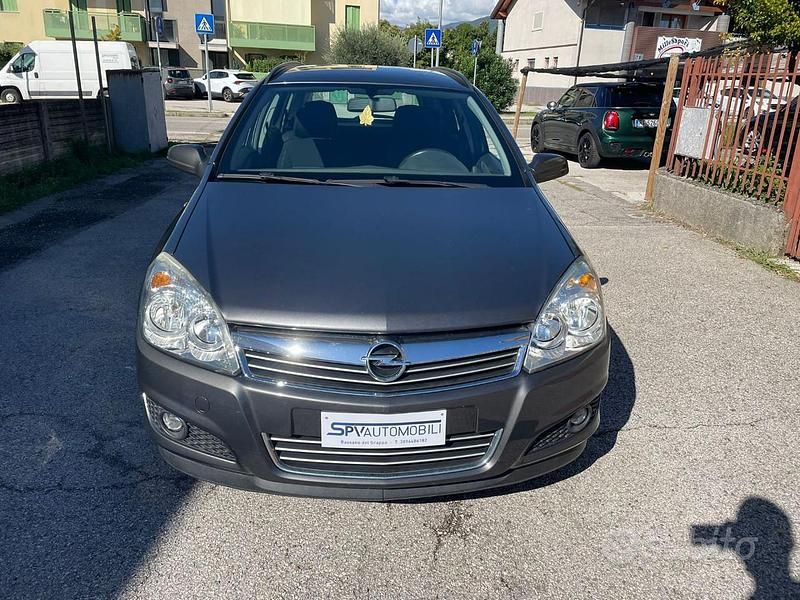 Usata Opel Astra Enjoy 116 CV (85 kW) 2009 Grigio Station wagon