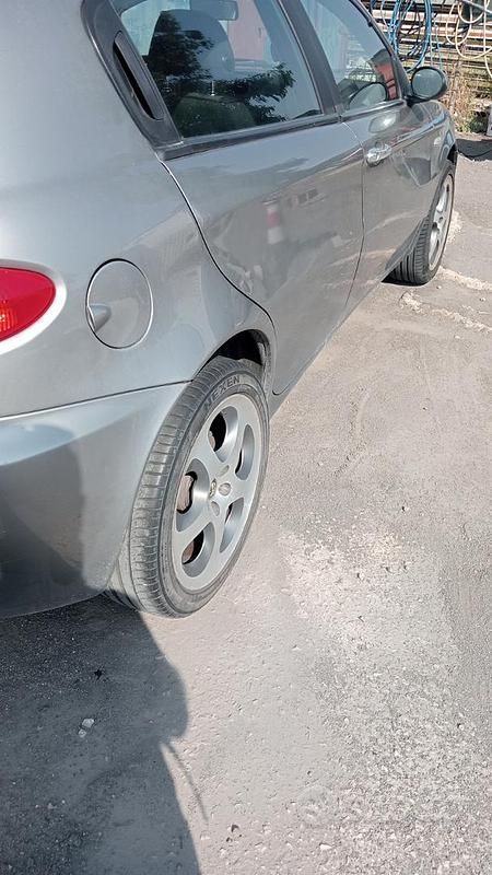 Begagnad Alfa Romeo 147 116 HK (85 kW) 2005 Grå Halvkombi